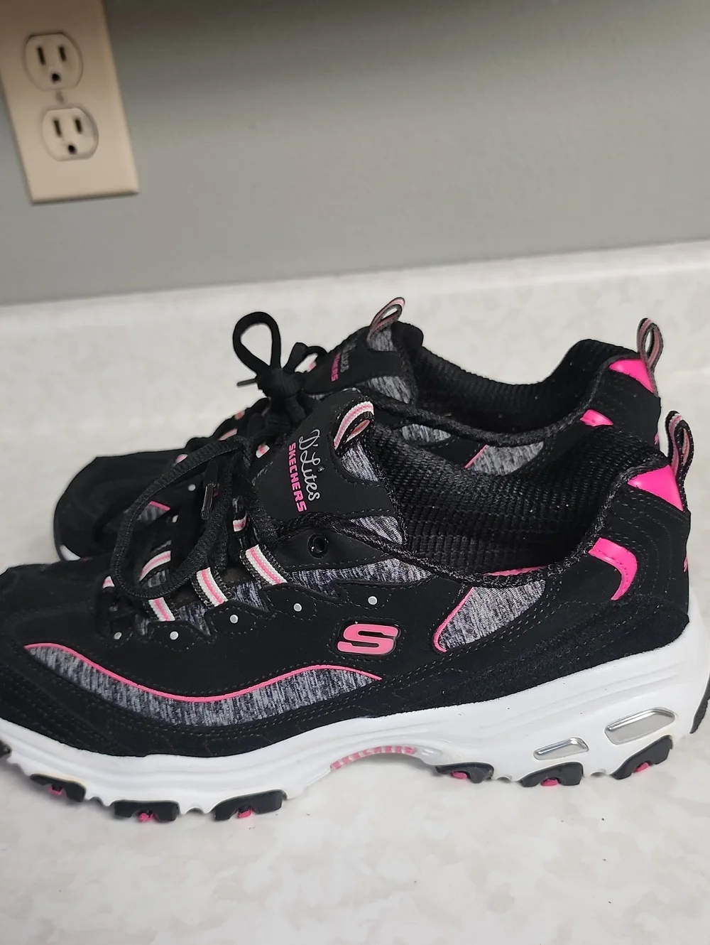 Skechers D'Lites Black and Hot Pink  Athletic Sneakers womens 9.5 number 1146